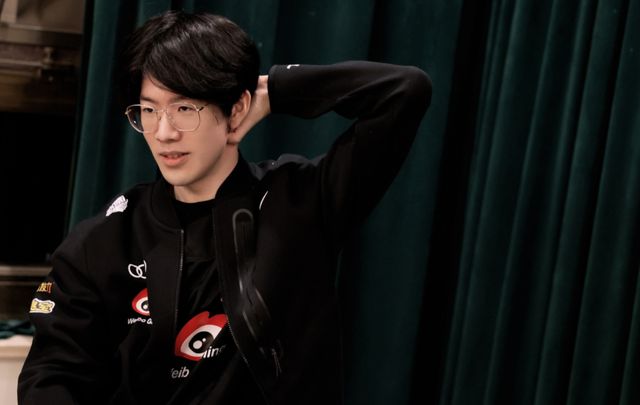 很难在巨大的优势下输掉比赛！Gideon和Lillia在团战中击杀了四个 Nongshim RedForce ，其中两个上了高地，赢回了一局比赛