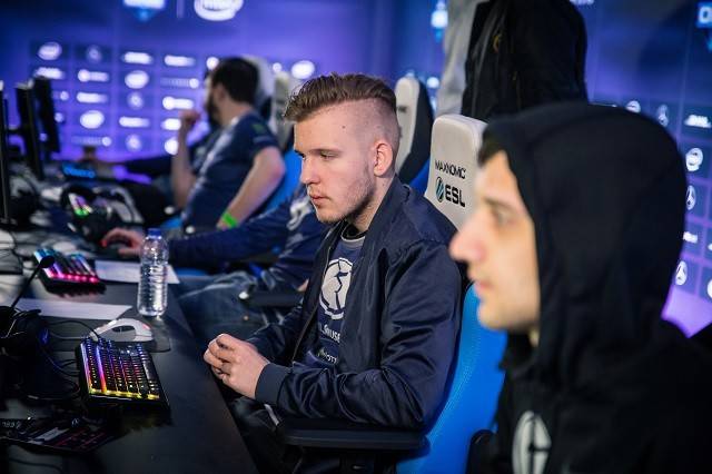 GimGoon 's Alora表现不佳， LANGX 's Gnar表现出色，SG赢得了第一局。