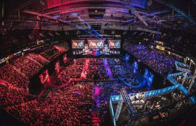 TES公布全员在巴黎场馆合照：在巴黎的首波合影