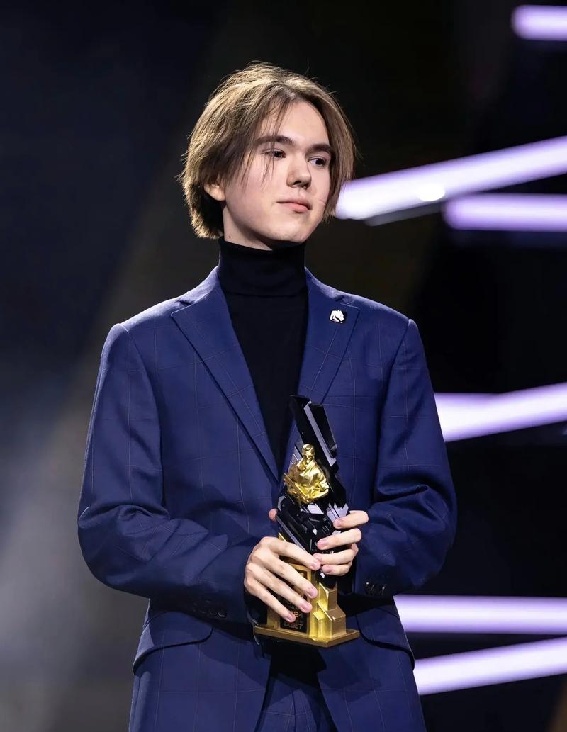 里程碑：Rookie达成LPL 900出场成就！